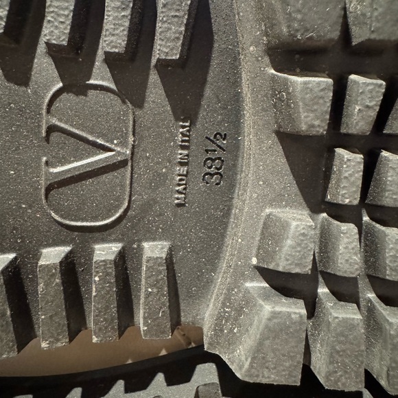 Authentic Valentino Garavani Vlogo Leather Ankle Boots - Picture 9 of 10